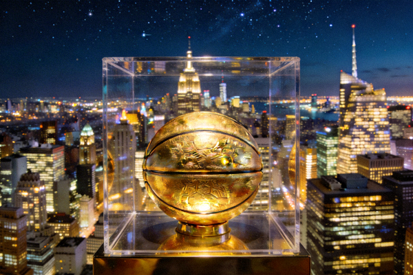 限量版金色篮球陈列于透明亚克力展柜中，背景为城市天际线夜景